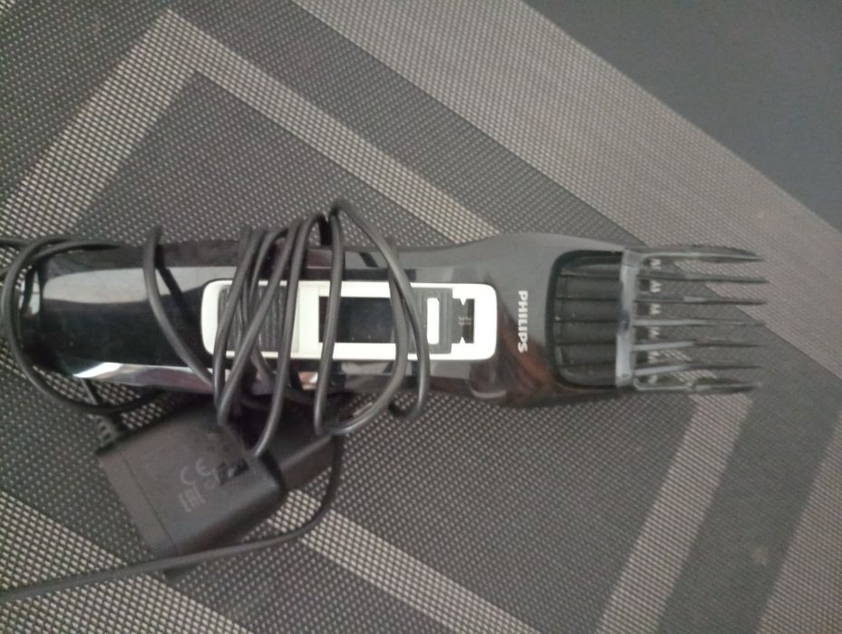 Maquina de cortar aparar cabelo barba pelo	Philips	Muito bom estado
