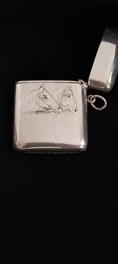 Caixa (com cavalos) de casquinha para por os fósforos,em optimo estado