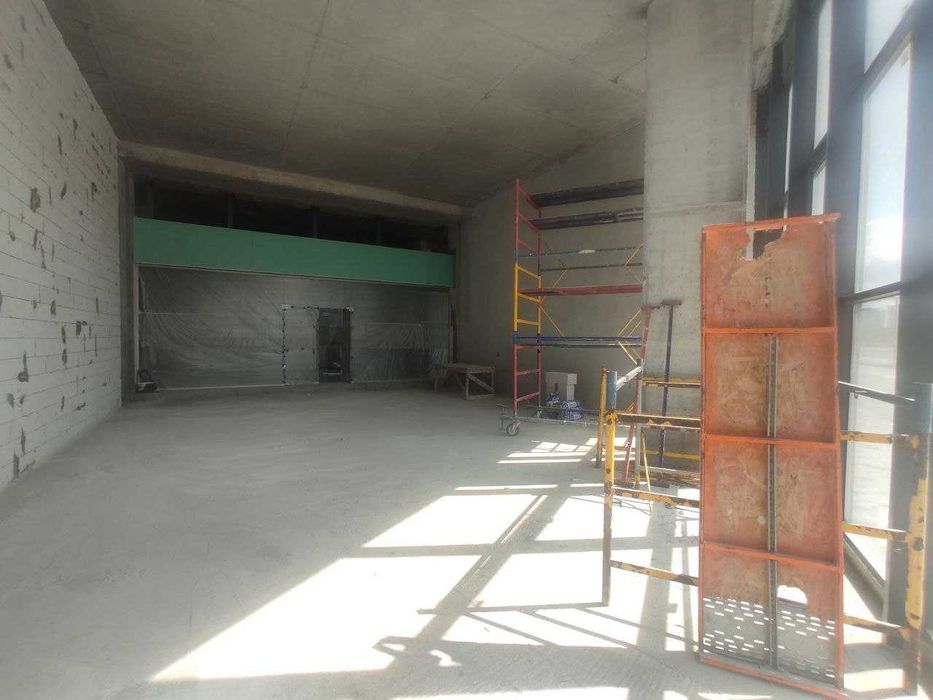 продаж фасадного приміщення з орендарем в ТЦ