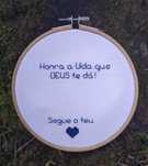 Bastidor bordado com frase