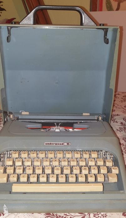 Máquina de escrever antiga com mais de 20 anos