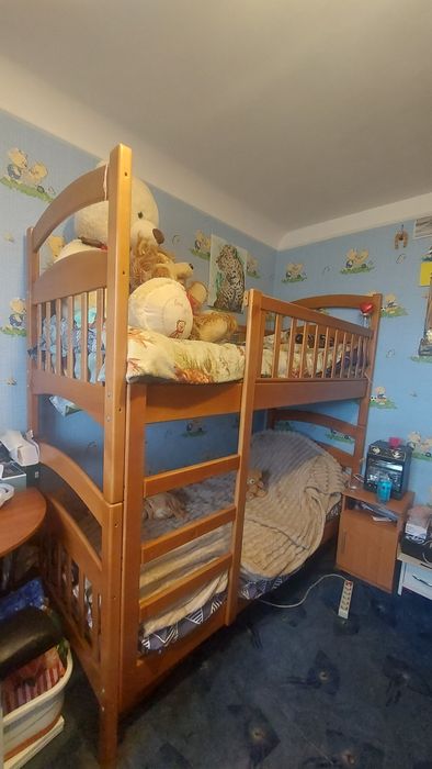 Двухъярусне дерев'яне ліжко