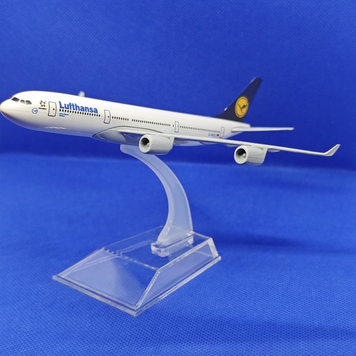 Модель самолёта Lufthansa A340-600