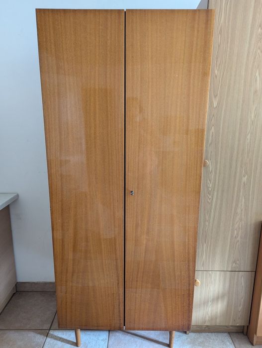 Szafa  wys 190 cm - z półką wewnątrz i drążkiem