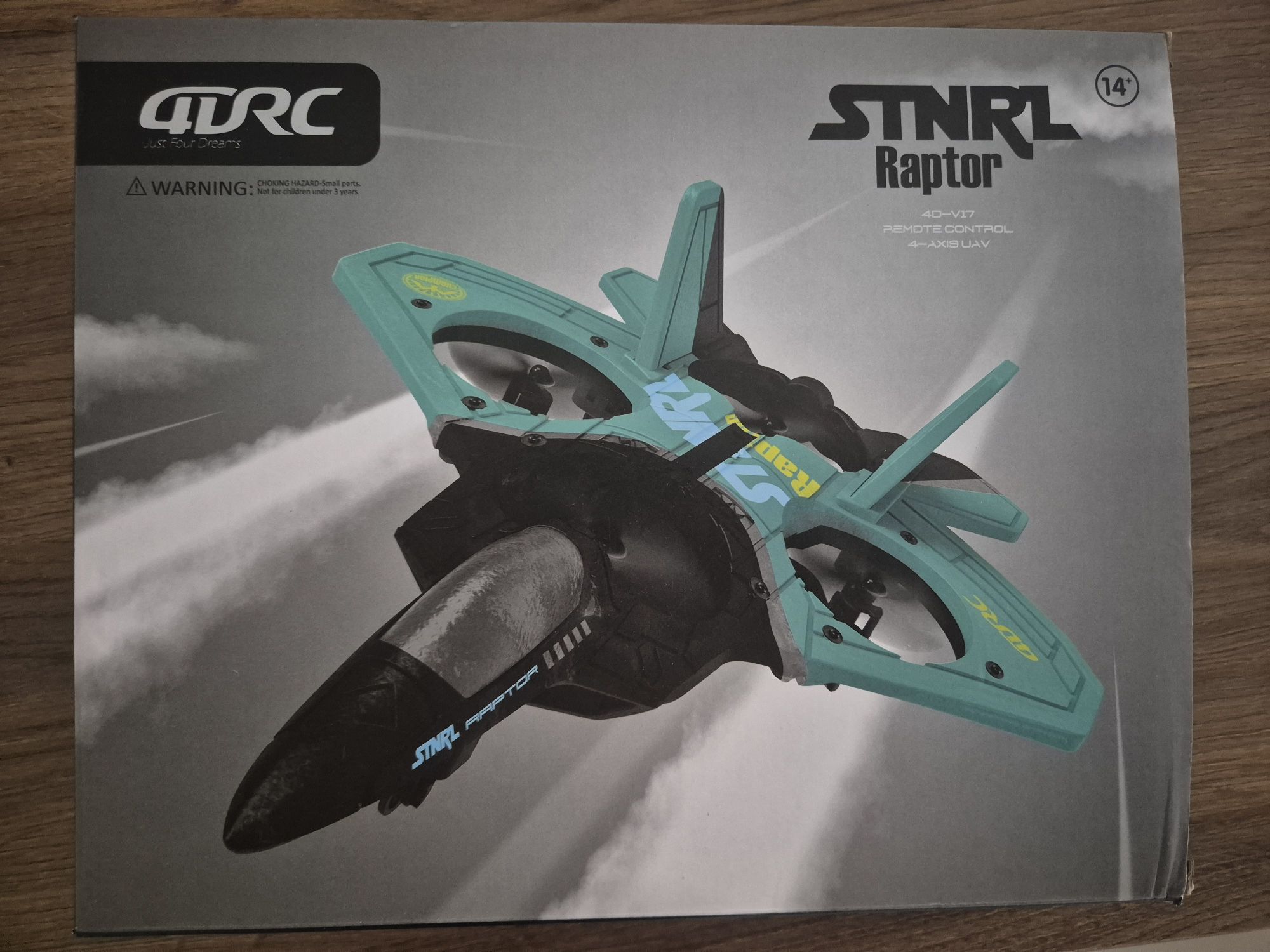 Drone em forma de avião de combate.