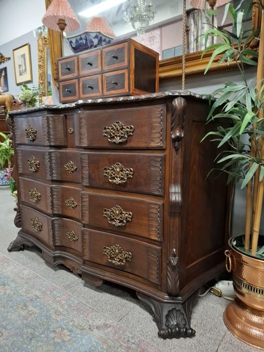 Cómoda em Estilo D. José - Peça Clássica de Elegância Intemporal.