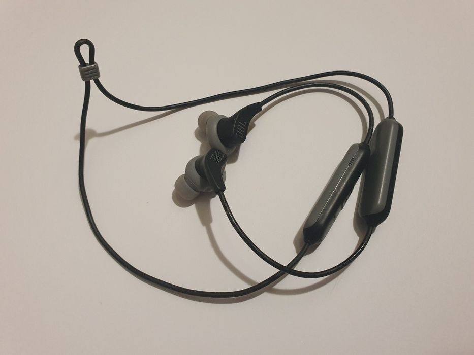 Беспроводные наушники JBL.