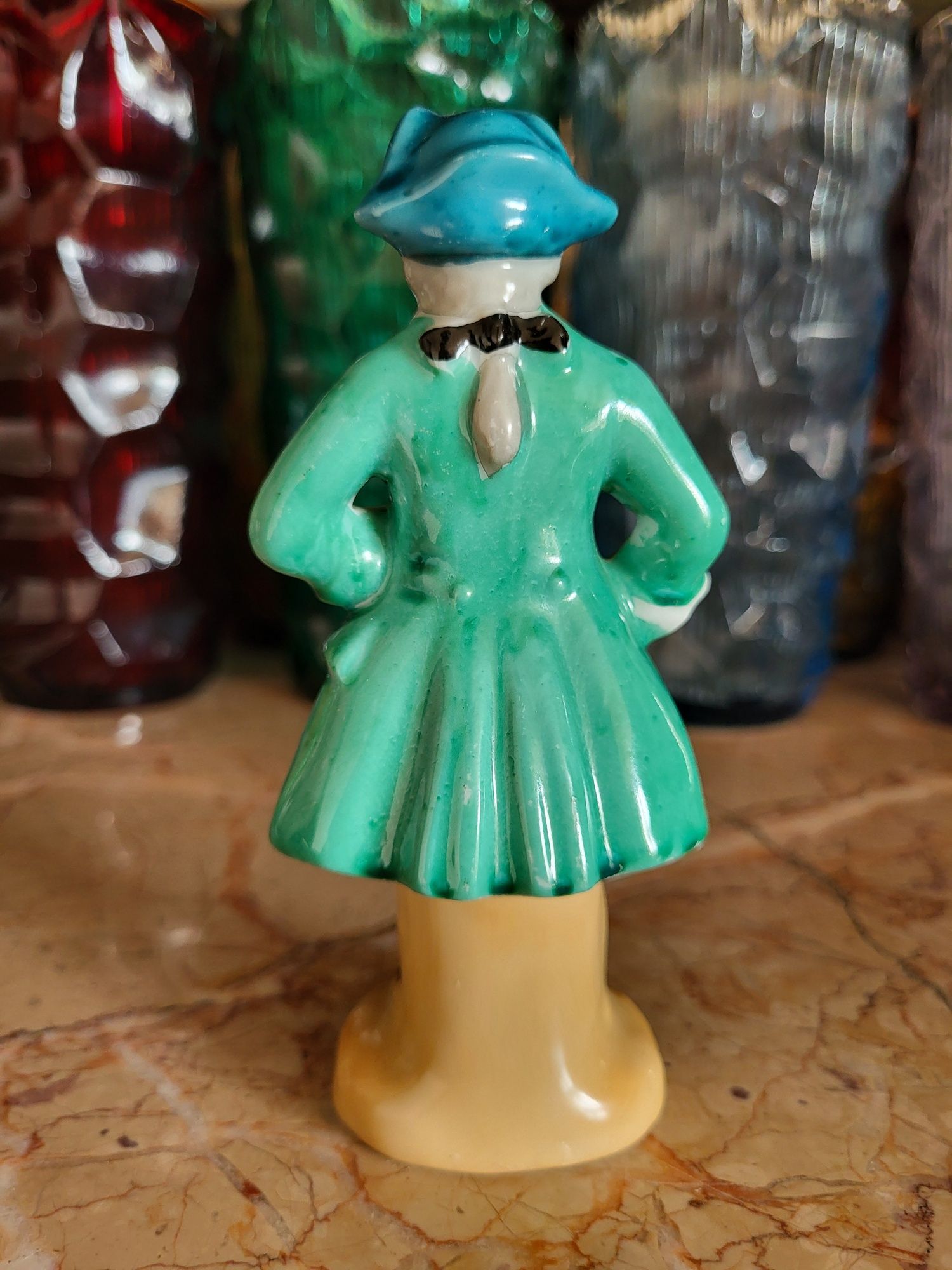Porcelanowa figurka szlachcica