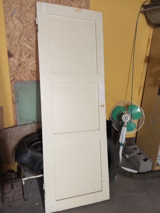 Двери входные деревянные