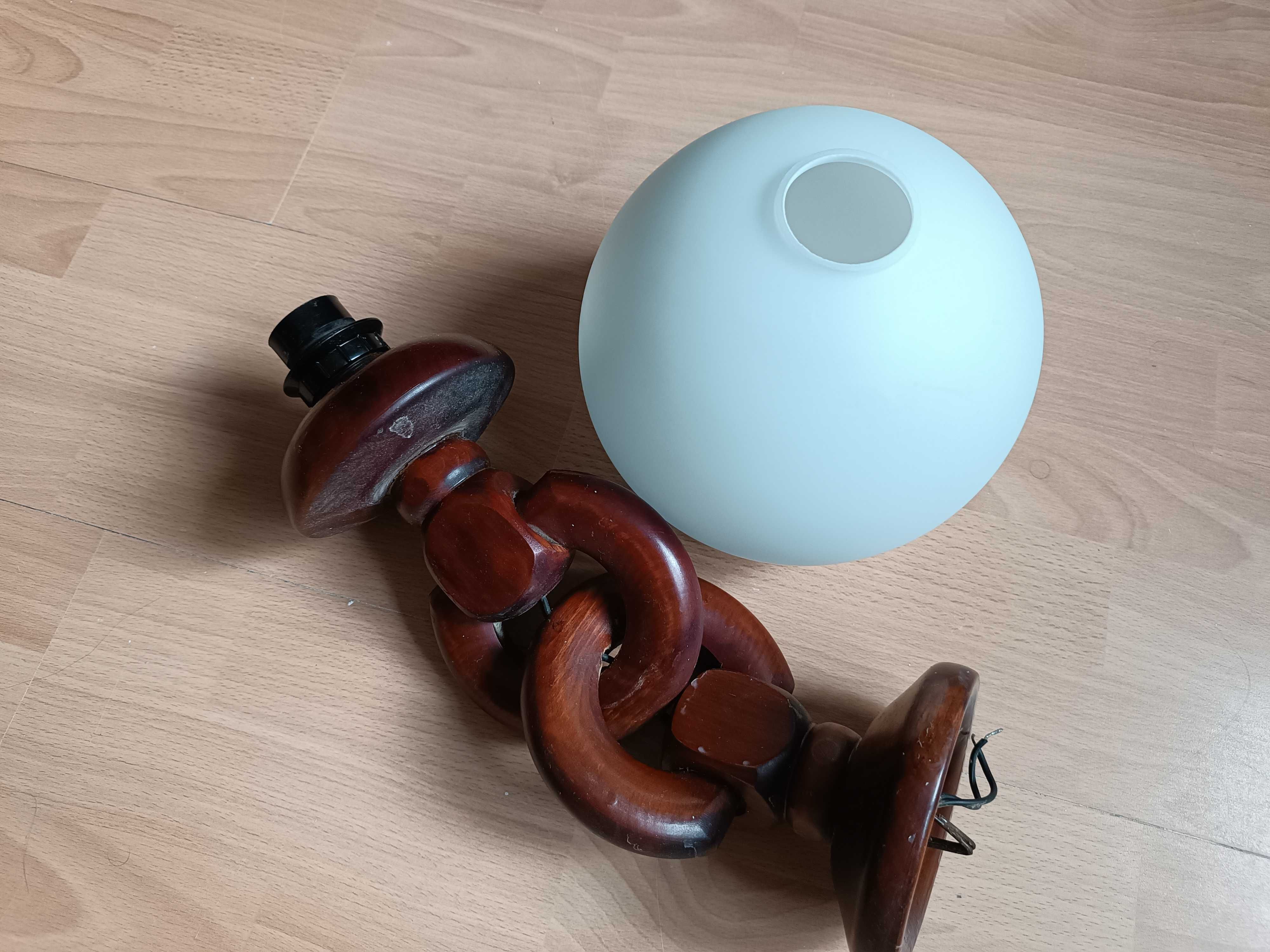 Drewniana wisząca lampa pokojowa ze szklanym białym kloszem