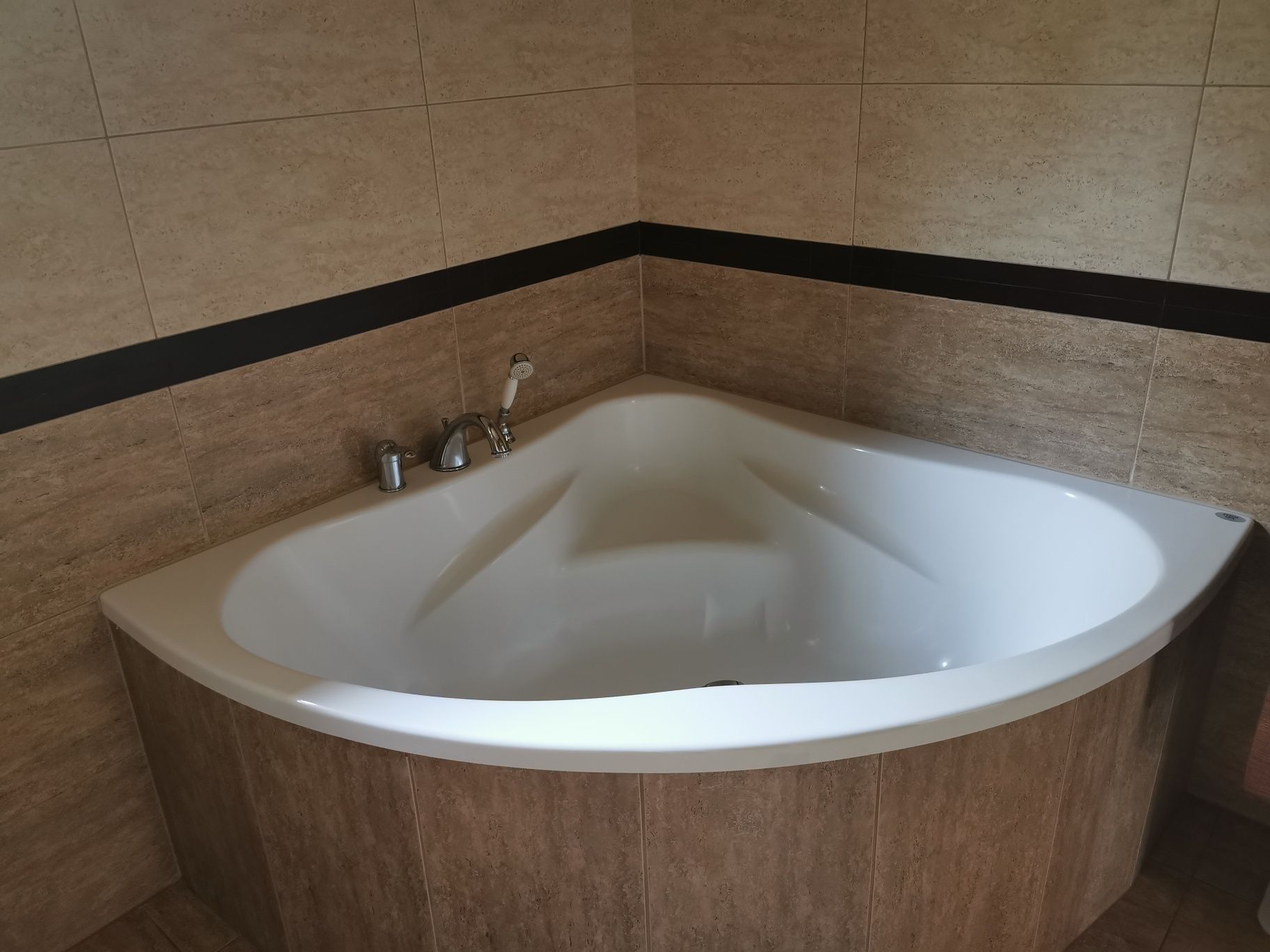 Wanna narożna Poolspa 140x140 z baterią do zabudowy