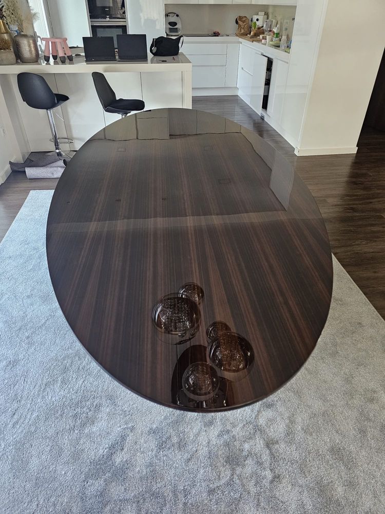 Mesa oval complectamente nova