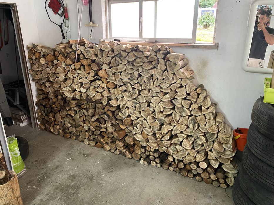 Vendo lenha seca de pinho e australia