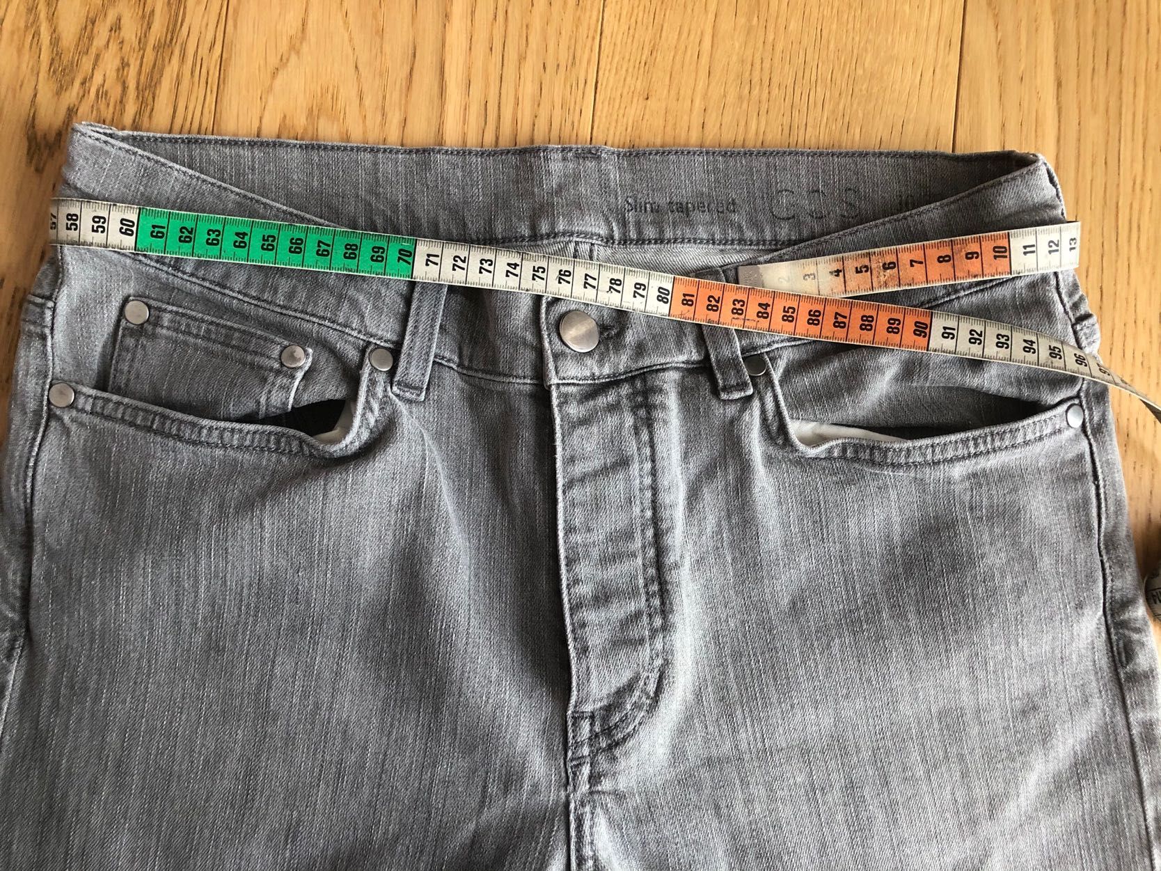 Szare jeansy (slim tapered), COS - rozmiar 30/32