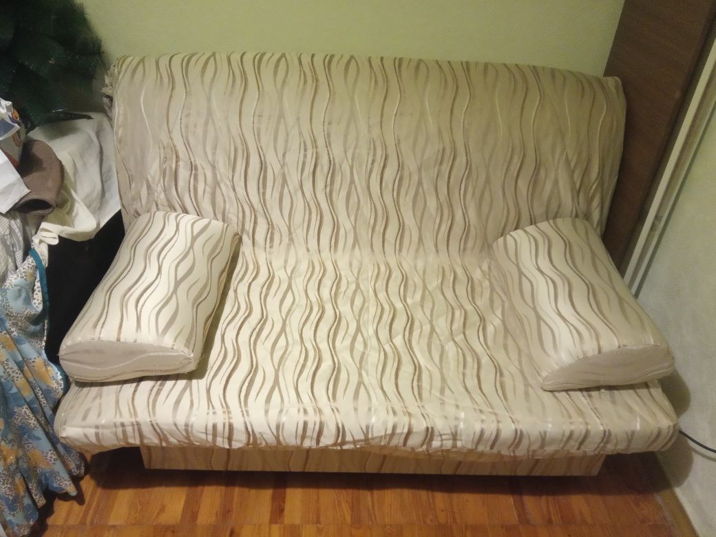Продам диван кровать "клик-кряк" с двумя подушками