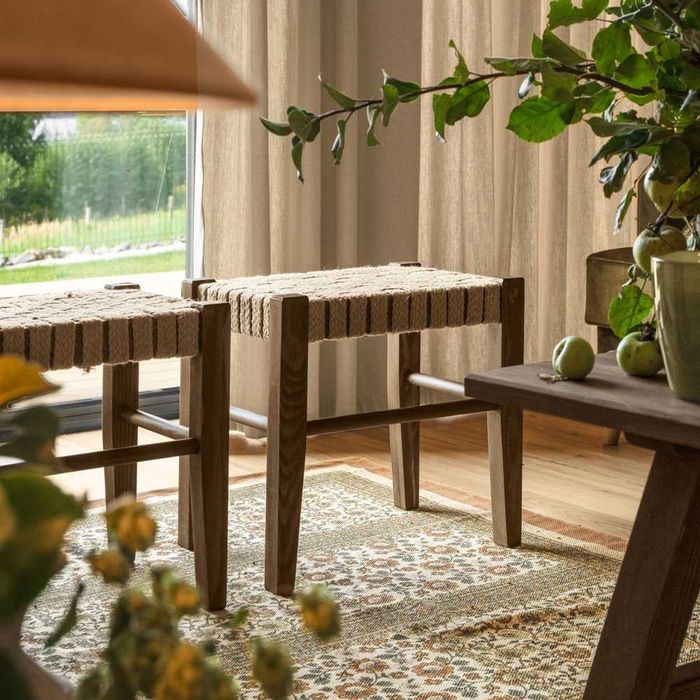 Drewniana taboret z plecionką jutową w stylu rustykalnym, farmhouse