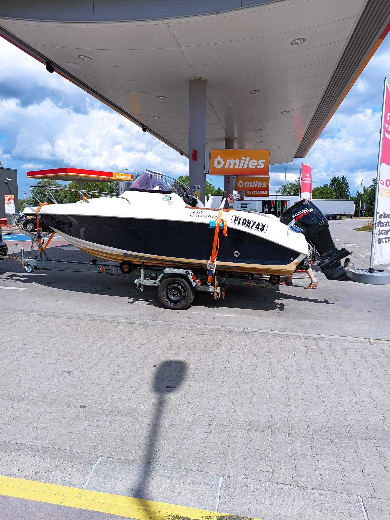 Łódź motorowa kabinowa Mazury 560 silnik Suzuki 90 kM gratis przyczepa