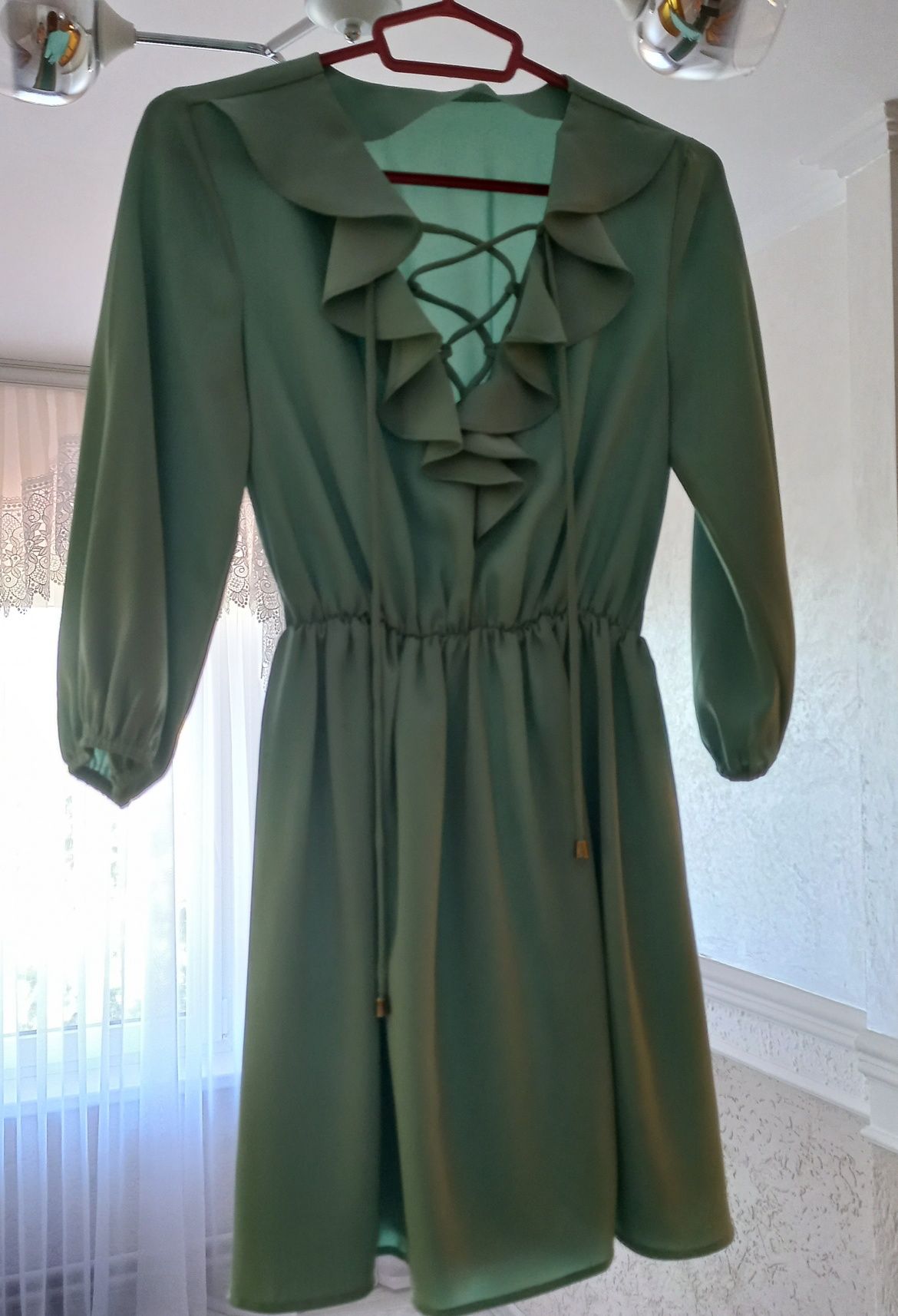 Сукня зеленого кольору,в доброму стані,додаткові фото можу зробити;