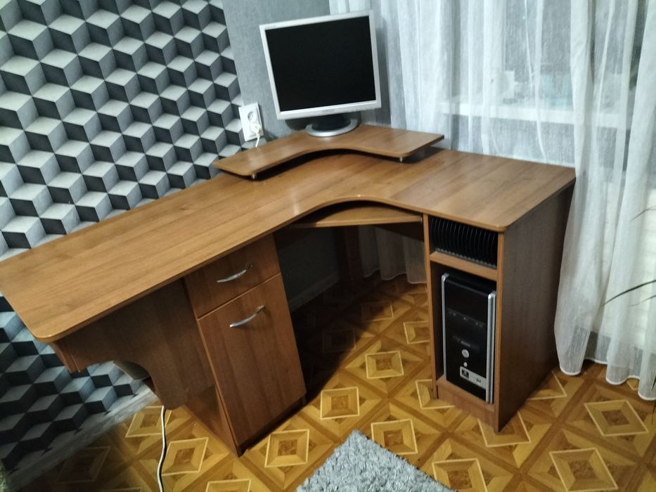 Комп'ютерний угловий стіл