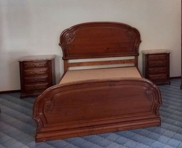 Cama e 2 mesinhas com gavetas impecável