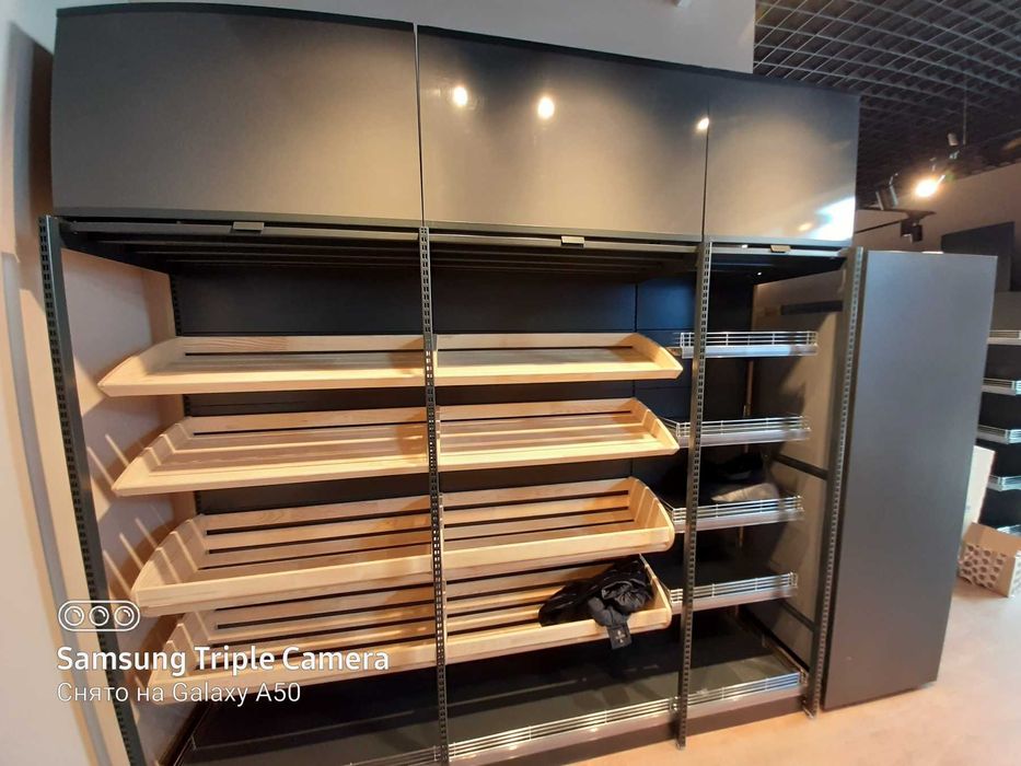 Торгове обладнання для магазину в наявності графітового кольору полиці