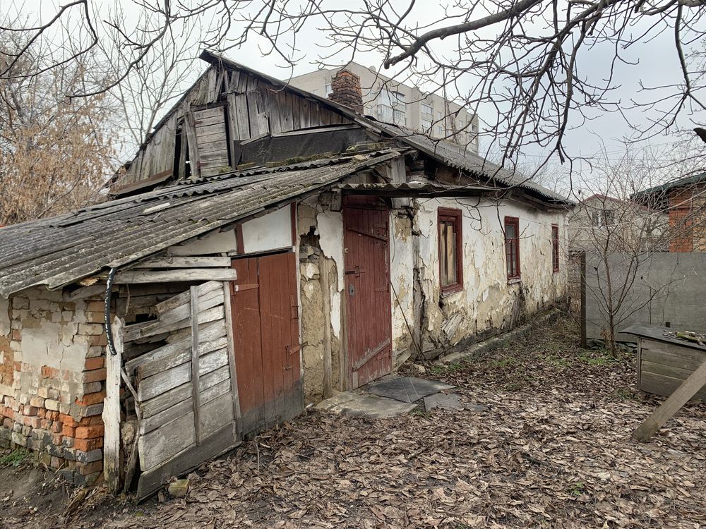 Продається земельна ділянка з старим будинком