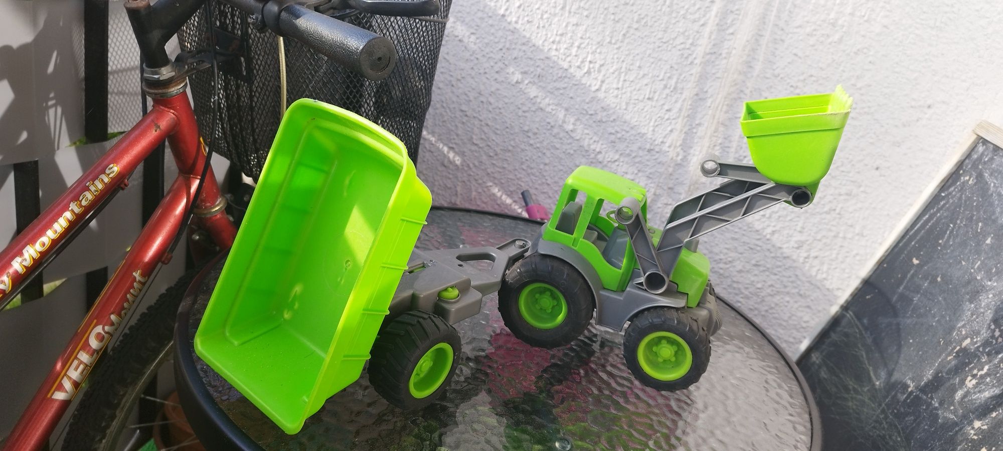 Traktor z przyczepą wywrotką