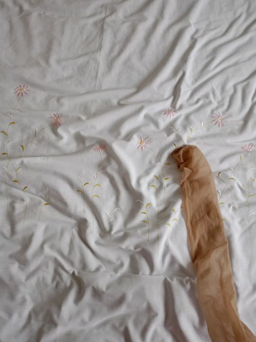 Cienkie beżowe rajstopy.