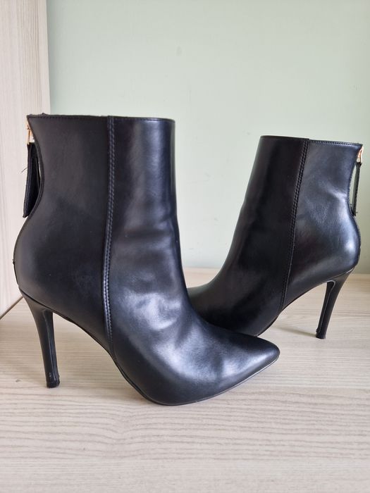 Czarne botki na szpilce roz.39