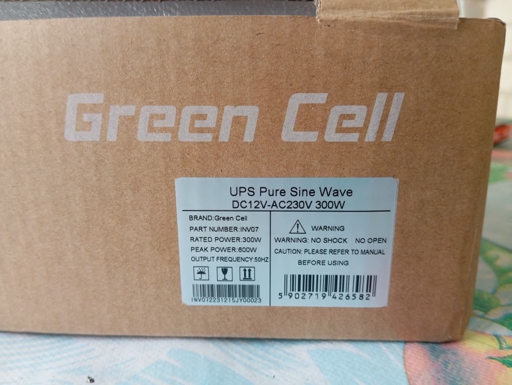 Інвертор GREEN CELL 12В/230В 300Вт/600Вт чистий синус