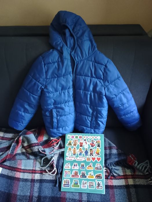 Kurtka niebieska marki Sinsay róż 122 oraz gratis naklejki lego