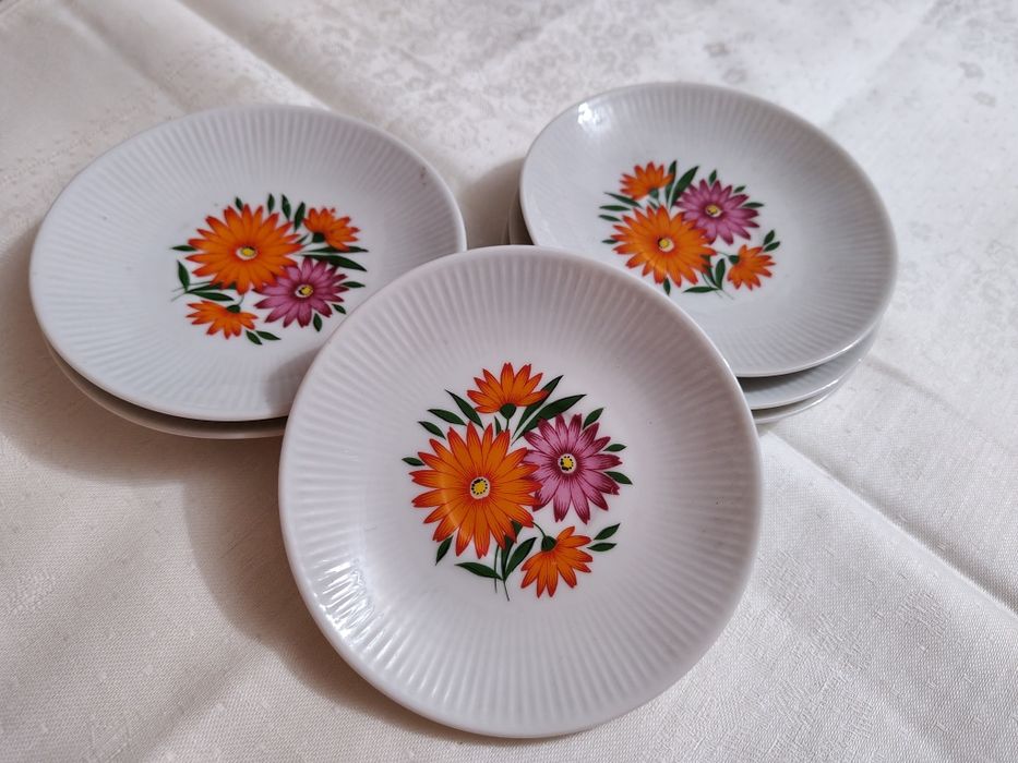 Talerzyki spodki porcelana