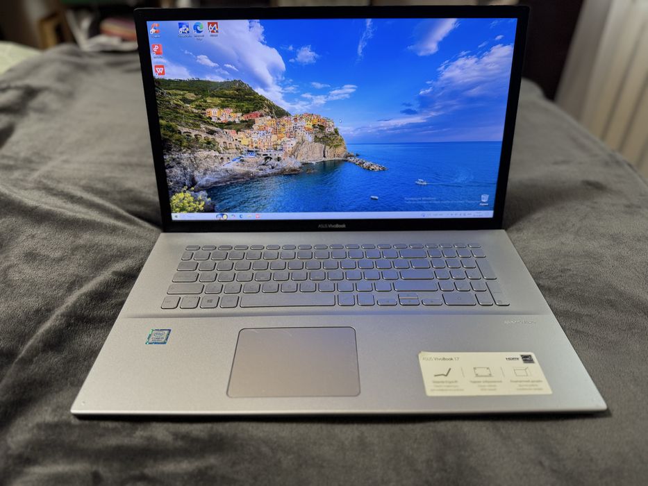 Asus F712F 17’ screen, Core i3 8gen, RAM 24 gb, 512 SSD