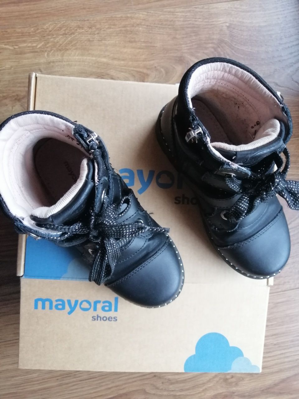 Botas de menina tamanho 27  marca Mayoral