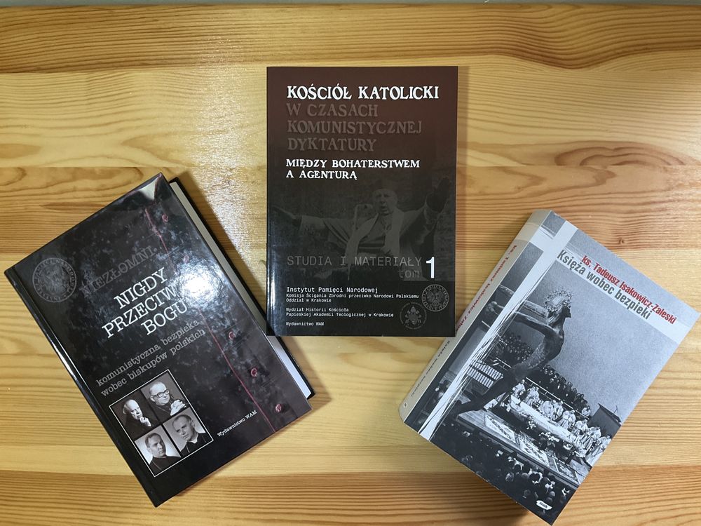 3 historyczne książki o klerze w czasach komunizmu w Polsce z 2007 r.