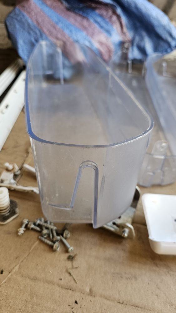 wyposażenie lodówki indesit BAAN 10  CM32X10 balkonik zawias