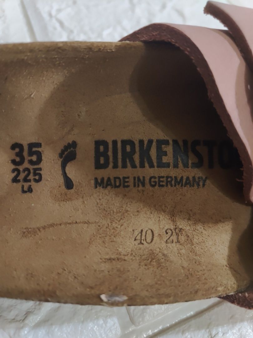 Шльопанці з колекції Birkenstock виготовлені з нубукової шкіри.