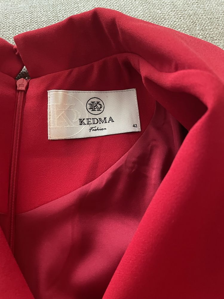 Сукня-піджак, приталена червоного кольору