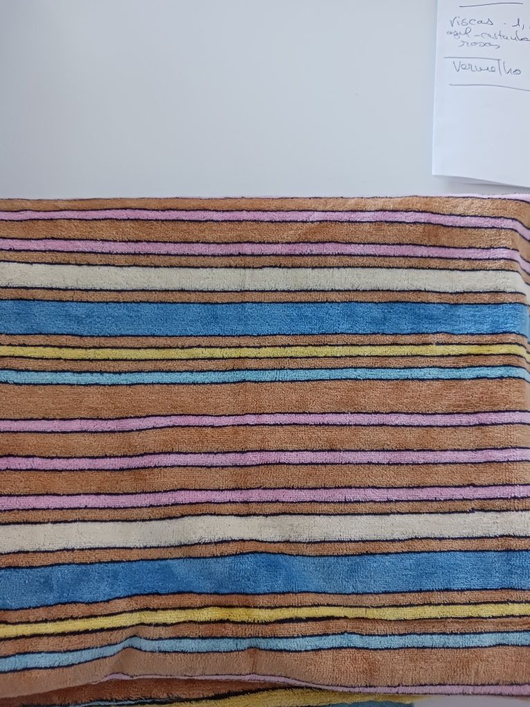 Retalho de tecido aveludado às riscas