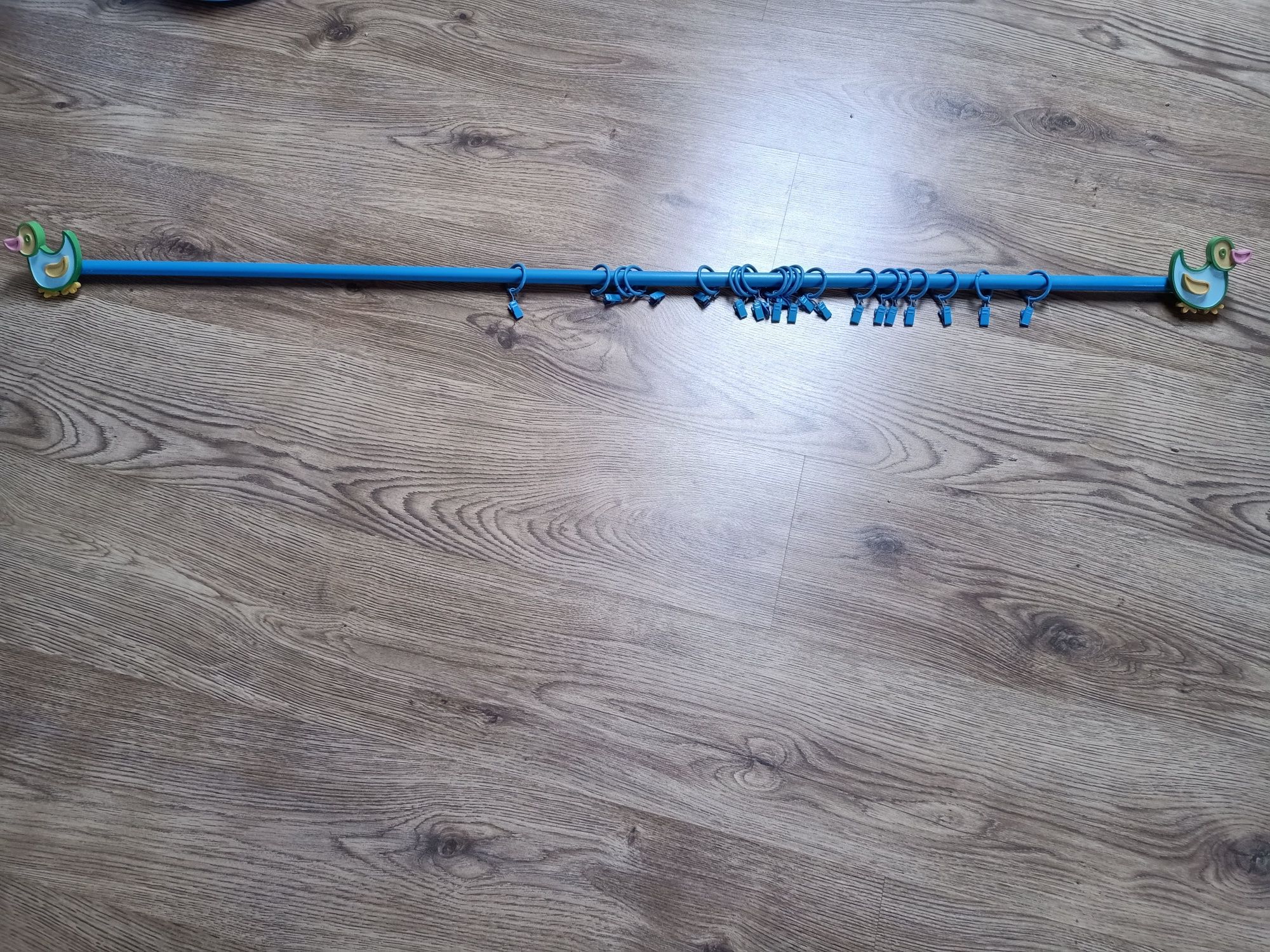 Karnisz do pokoju dziecięcego niebieski 130cm