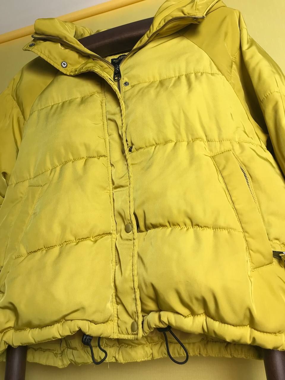 Куртка женская pull & bear желтая, зауженная и короткая