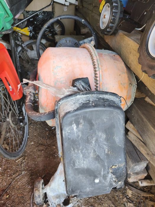 Betoniarka mieszalnik uszkodzony sprzedaje sprawny silnik podwozie