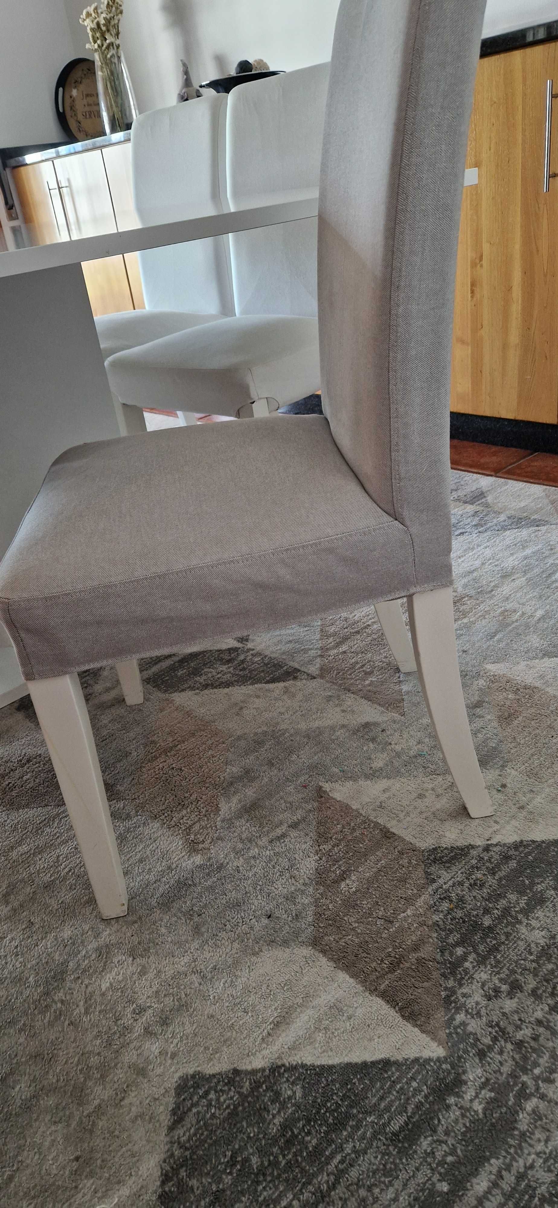 Mesa e cadeiras de jantar