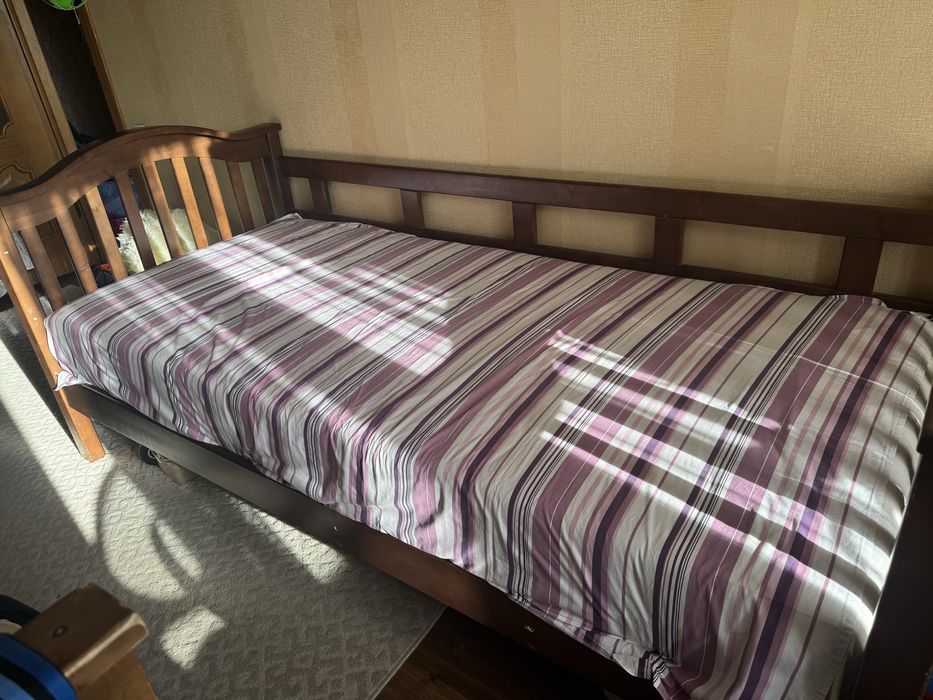 Продам деревʼяне ліжко з матрацом