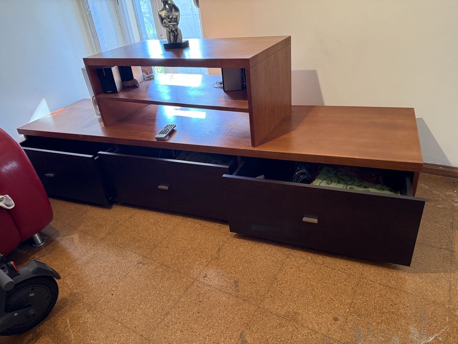 Radio potente com seis colunas