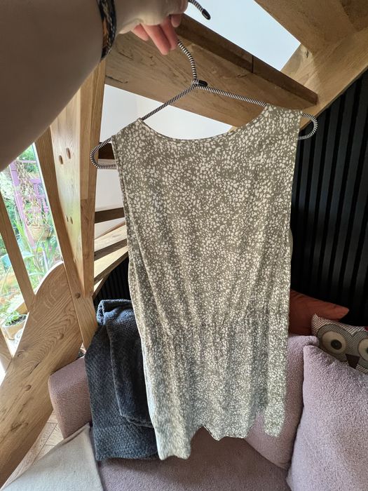 Zwiewna sukienka na lato z gumką w pasie taliowana