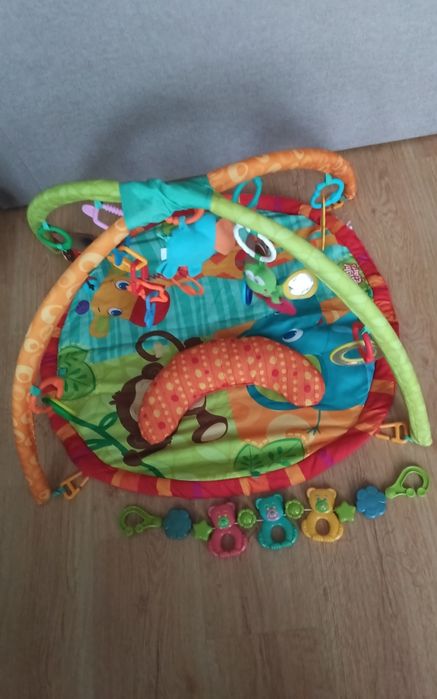 Mata edukacyjna z poduszką i dodatkową zabawką wiszącą dla niemowlaka