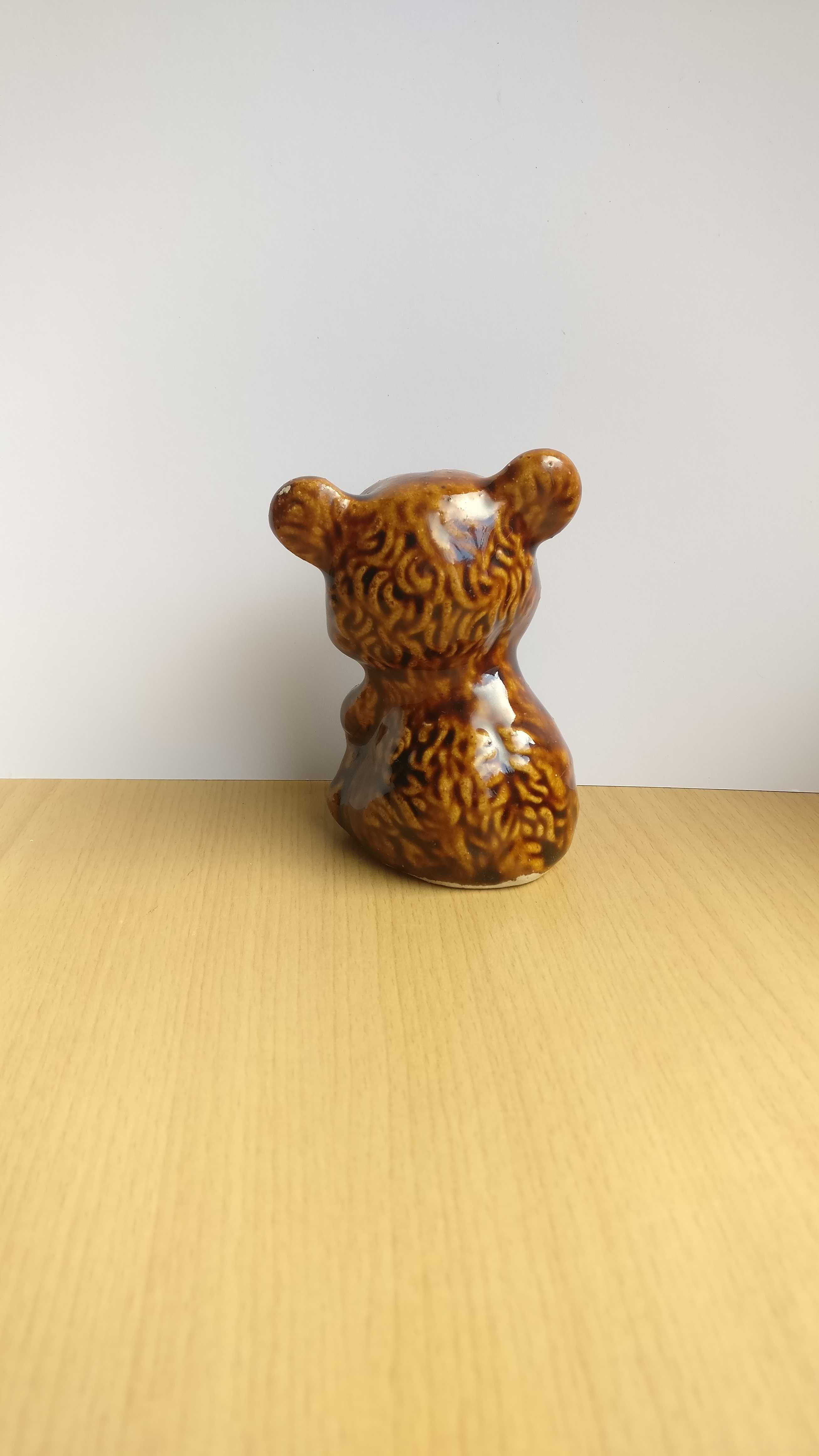 Figurka ceramiczna miś, brązowy niedźwiadek z miodem - pamiątka PRL