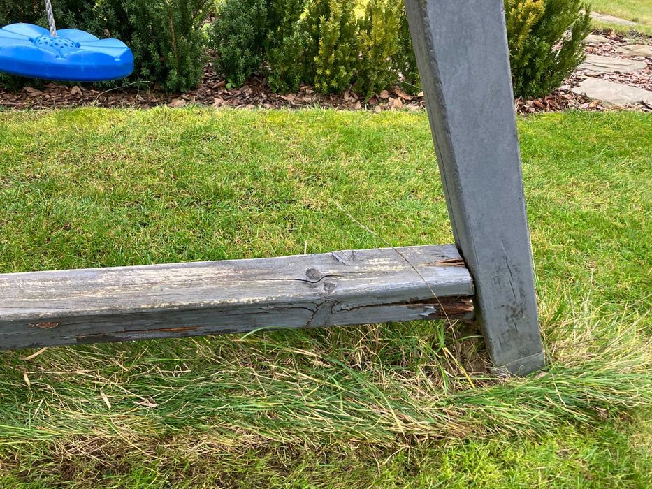 Domek ogrodowy ze zjeżdżalną, piaskownicą i huśtawkami