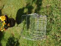Stary metalowy kosz transportowy